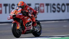 MotoGP Aragon, Marquez vola: Bagnaia litiga con la Ducati ma va in Q2, Bezzecchi eliminato, furia Quartararo
