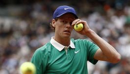 Sinner-Djokovic, la polemica alla vigilia della semifinale. Il post di Lacoste scatena i fan di Jannik: “Caduta di stile”