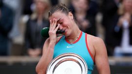 Roland Garros, Sabalenka piange in campo poi la frase irrispettosa contro Gauff: “Swiatek oggi l’avrebbe battuta”
