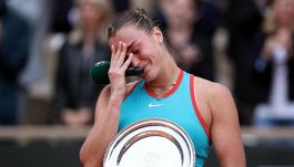 Roland Garros, Sabalenka piange in campo poi la frase irrispettosa contro Gauff: “Swiatek oggi l’avrebbe battuta”