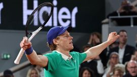 Sinner contro Alcaraz, finale di prime volte, Jannik non lascia niente al caso: ecco cosa fa mentre giocano Sabalenka e Gauff