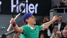 Sinner contro Alcaraz, finale di prime volte, Jannik non lascia niente al caso: ecco cosa fa mentre giocano Sabalenka e Gauff