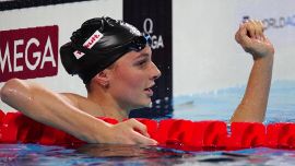 Summer McIntosh 'spaventa' il mondo del nuoto: due record mondiali in due giorni. E ha la stessa età di... Sara Curtis