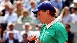 Sinner si rilassa nelle vie del centro di Trento, ma pensa già a come prendersi la rivincita sull'erba