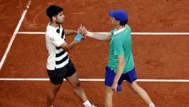 Sinner-Alcaraz, fenomeni diversi: il festaiolo Carlos si “nasconde” a Ibiza, l’umile Jannik va dal veterinario in Panda