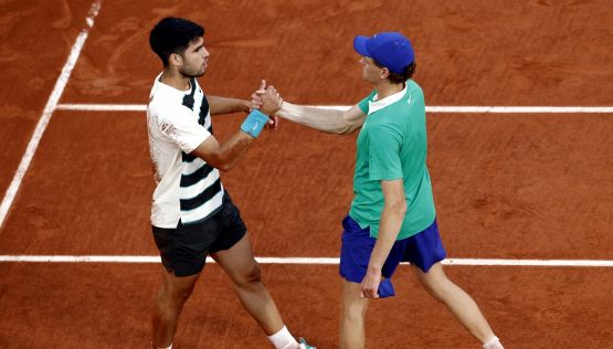 Sinner-Alcaraz, fenomeni diversi: il festaiolo Carlos si “nasconde” a Ibiza, l’umile Jannik va dal veterinario in Panda