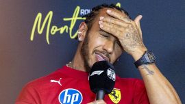 Ferrari, Hamilton e la frase sul futuro: 'Vorrei dire tante cose' ma è siparietto sugli aggiornamenti