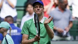 Sinner e il gesto misterioso dopo la vittoria: a chi era rivolto e il significato. Reazione dopo il ko con Alcaraz