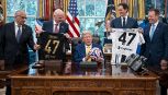 Trump riceve la Juventus: l'elogio a Elkann e la gaffe sulle donne che mette in imbarazzo i bianconeri