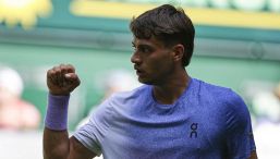 Halle, Cobolli vince un match folle con Shapovalov e vola ai quarti: il siparietto da “admin” dell’ATP con Sinner