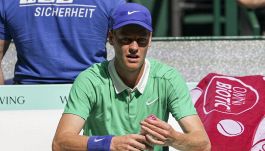 Sinner, la frase che preoccupa dopo il ko ad Halle: “Dopo Parigi non è facile…”. L’ammissione di Bublik su Jannik