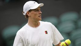 Wimbledon, Sinner e Alcaraz si ritrovano dopo Parigi: il gesto d’intesa tra i due verso la finale. E Djokovic li esalta
