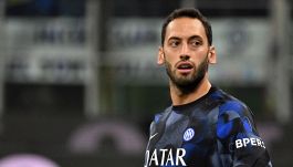 Inter, Calhanoglu ha chiesto la cessione: “Fatemi tornare a casa”. All-in su Nico Paz, Inzaghi vuole Acerbi