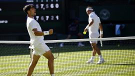 Wimbledon, Fognini in versione 'vintage' spaventa Alcaraz: Carlos si salva al quinto, un malore interrompe il match