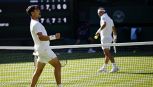 Wimbledon, Fognini in versione 'vintage' spaventa Alcaraz: Carlos si salva al quinto, un malore interrompe il match