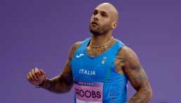 Jacobs, la sfortuna non dà tregua: ennesimo stop e ansia per i Mondiali. L’attacco di Tilli: “Bisogna farlo rientrare”