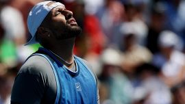 Kyrgios salta pure Wimbledon: 'Piccolo contrattempo nel recupero'. E i fan di Sinner lo massacrano