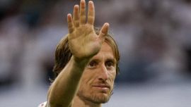 Modric sbarca sul pianeta Milan e risveglia l’orgoglio rossonero: il saluto da Malpensa scatena il web 