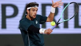 Musetti più forte delle provocazioni di Rune: vola ai quarti del Roland Garros e trova Tiafoe