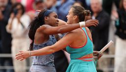 Sabalenka, le scuse a Gauff dopo la figuraccia: "Sono stata poco professionale". E si allena con un cellulare