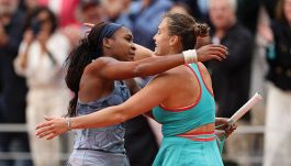 Sabalenka, le scuse a Gauff dopo la figuraccia: "Sono stata poco professionale". E si allena con un cellulare