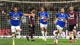 Pagelle Salernitana-Sampdoria sospesa al 65': fumogeni, petardi e sediolini in campo per la retrocessione granata