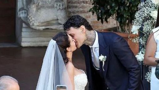 Gianluca Scamacca e Flaminia Appolloni si sono sposati, le prime foto dopo il matrimonio con Gasperini e i romanisti