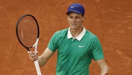 Sinner-Djokovic semifinale Roland Garros 2025, orario, precedenti e dove vederlo in tv e streaming