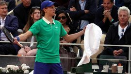 Sinner cede ad Alcaraz tra i rimpianti: le lacrime di mamma Siglinde, la rabbia di Jannik col giudice di linea