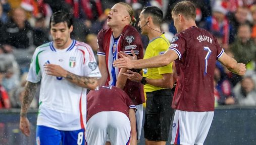 Norvegia-Italia, moviola: l’offside sul primo gol e i problemi dell’arbitro col Var, espulso un operatore