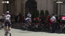 Giro d'Italia, passaggio in Vaticano: il Papa saluta i ciclisti