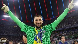 Italia, Donnarumma spiazzato da Raiola: l'agente sorpreso nella sede dell'Inter, come ha reagito Gigio. Il retroscena con Acerbi