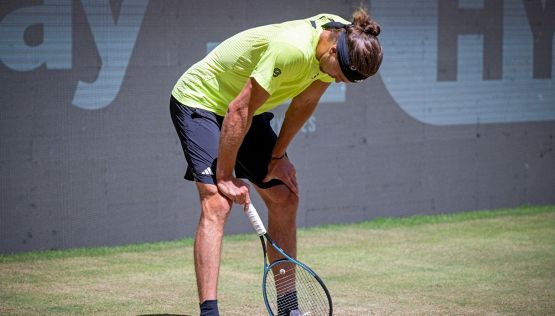 Halle, malore per Zverev, test del diabete e corsa in bagno: Cobolli solo in campo, Sophia e il padre in ansia