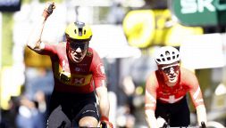 Tour de France, 11a Tappa: Abrahamsen beffa Schmid e van der Poel. Spavento Pogacar: cade ai -4 dall'arrivo, ma rientra