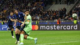 Inter, il Barcellona non dimentica: c'era fallo di Dumfries sul gol di Acerbi. Le accuse di Martin