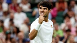Alcaraz rischia, soffre e batte pure Rublev: ai quarti di Wimbledon trova Norrie, da Carlos messaggio a Sinner