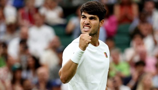 Alcaraz rischia, soffre e batte pure Rublev: ai quarti di Wimbledon trova Norrie, da Carlos messaggio a Sinner