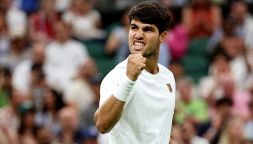 Alcaraz rischia, soffre e batte pure Rublev: ai quarti di Wimbledon trova Norrie, da Carlos messaggio a Sinner