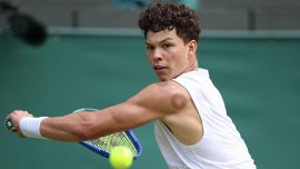 Wimbledon, il virologo Burioni si burla del rimedio di Shelton con Sinner: Non serve a niente e potrebbe anche far male