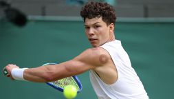 Wimbledon, il virologo Burioni si burla del rimedio di Shelton con Sinner: Non serve a niente e potrebbe anche far male