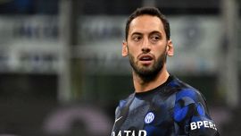 Inter, non c’è solo Calhanoglu: ora anche Pavard fa indispettire il club. E il Barcellona si lancia su Dumfries