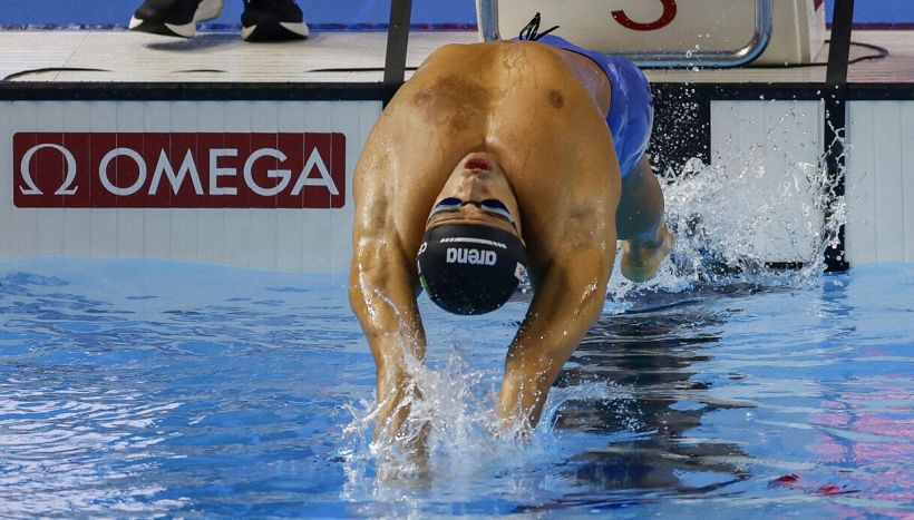 Mondiali, clamorosa eliminazione di Ceccon nei 200 dorso: “Sono un po’ stanco”. Vola Sara Curtis nei 100 stile libero