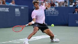 Cobolli, infortunio e vittoria a Toronto: ma il futuro nel torneo è a rischio. Passa anche Sonego