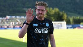 Napoli, figuraccia al debutto con l'Arezzo: Noa Lang sbaglia, tifosi all'attacco e primo rimprovero a De Bruyne