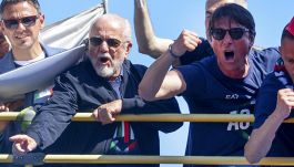 "De Laurentiis come Berlusconi": il paragone di Pellegatti scatena i tifosi di Napoli e Milan, web in tilt