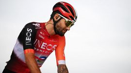 Caduta per Ganna nella prima tappa del Tour de France: scivolone con Flynn, ecco come sta