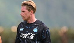 Napoli, De Bruyne tra la 10 di Maradona e i consigli di Lukaku. Ma la diretta streaming si blocca, è polemica