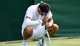 Wimbledon, Musetti inciampa contro Basilashvili: condizione precaria e sfortuna affossano Lorenzo. Sonego a vele spiegate