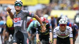 Tour de France, van der Poel spegne le speranze di Pogacar, big subito all’attacco. Milan, che litigata con Girmay