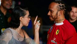 Una Ferrari in "sospensione": dal look di Hamilton al flirt con Raye, gli stint di Leclerc, la frecciata di Turrini